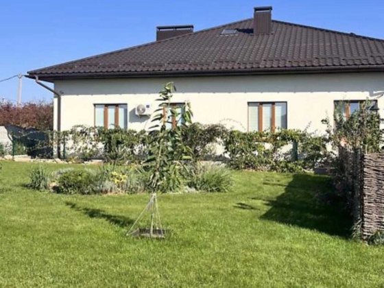 Продам просторий будинок з земельною ділянкою Рівне