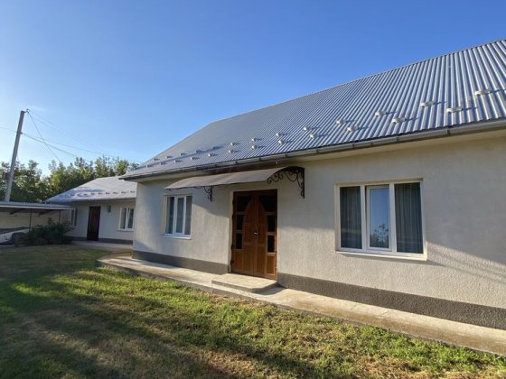 Продається будинок біля Дністра з великою земельною ділянкою Черновцы