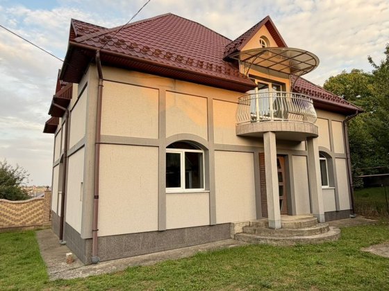 Сучасний будинок в затишній локації передмістя Черновцы