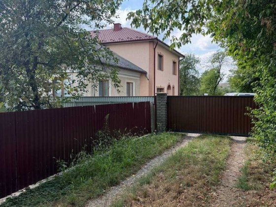Продаж будинку в Садгорі — поруч з АТБ Черновцы