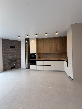 Продаж котеджу з гаражем і літньою кухньою - фото 1