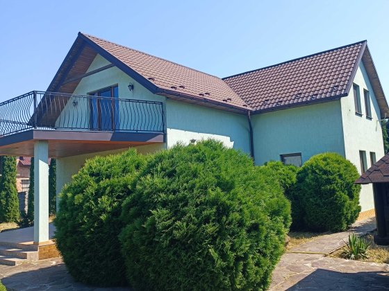 Затишний будинок на околиці міста, 180 м.кв., 4 спальні, різні види опалення Черновцы
