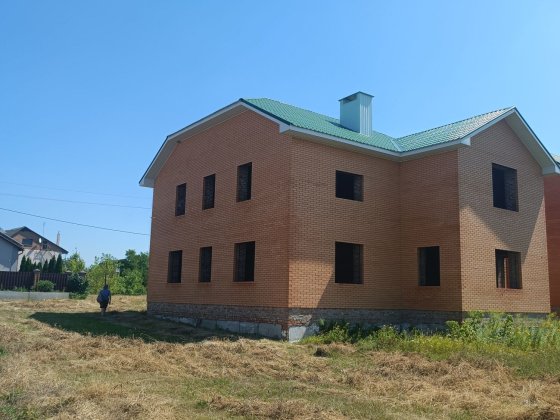 Продаж великого будинку без внутрішніх робіт в передмісті Полтава