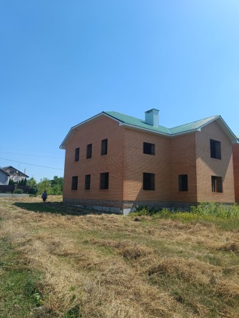 Продаж великого будинку без внутрішніх робіт в передмісті - фото 1