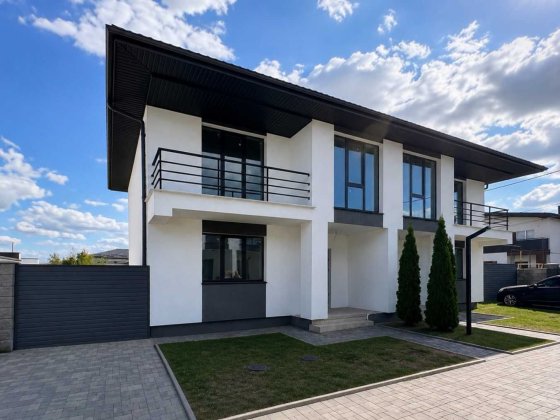 Продам сучасний двоян у масиві Макарова. Закрита територія. Відеонагляд. Заїзд викладений бруківкою. Рівне