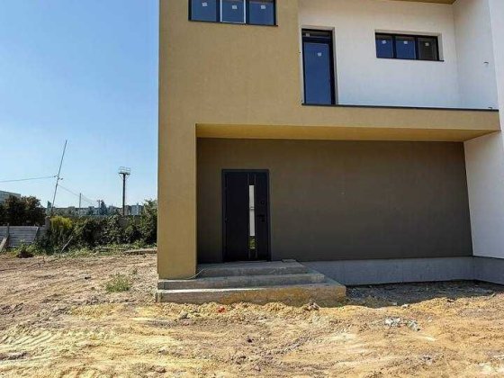 Продам  хороший котедж  вул. Степана Дем'янчука Ровно