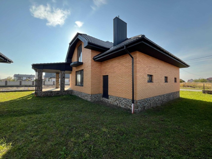 Продам добротний будинок з земельною ділянкою - фото 1