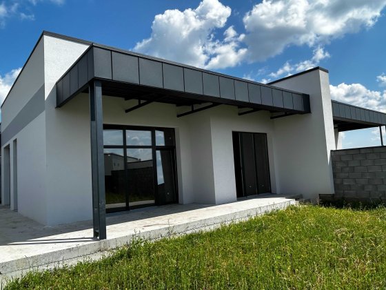Продам сучасний котедж з міськими комунікаціями на ділянці 4.6 сот. БЕЗ КОМІСІЇ ДЛЯ ПОКУПЦЯ ! ! ! Рівне