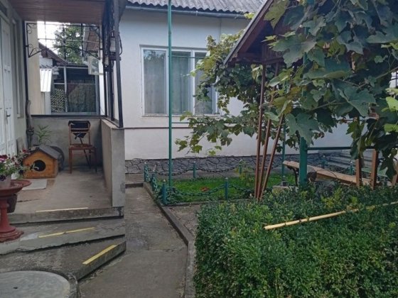 Здається половина особняку в центрі міста  Коломиї .. Коломия