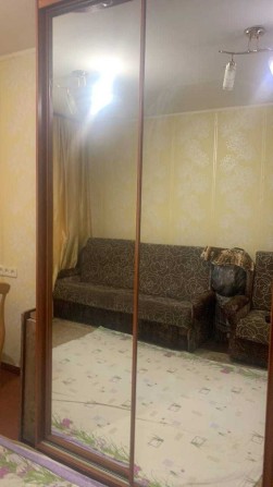 Кімната без господарів, м. Контрактова площа 4 хв пішки. Комунальні послуги включені у вартість орен - фото 1