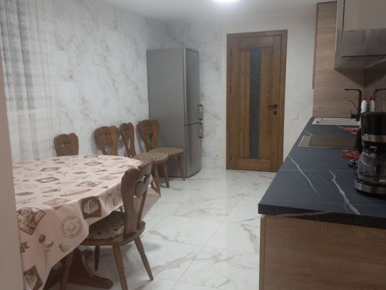 ЦЕНТР! Здається в оренду кімната в будинку з євроремонтом