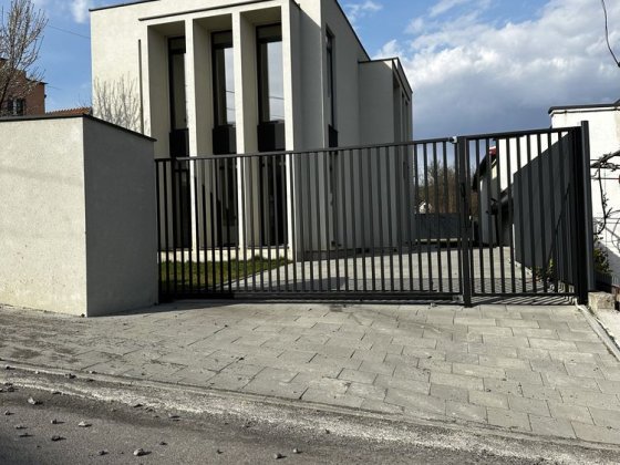 Продаж розкішного двоповерхового будинку поруч з центром міста Ужгород
