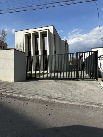 Продаж розкішного двоповерхового будинку поруч з центром міста - фото 1