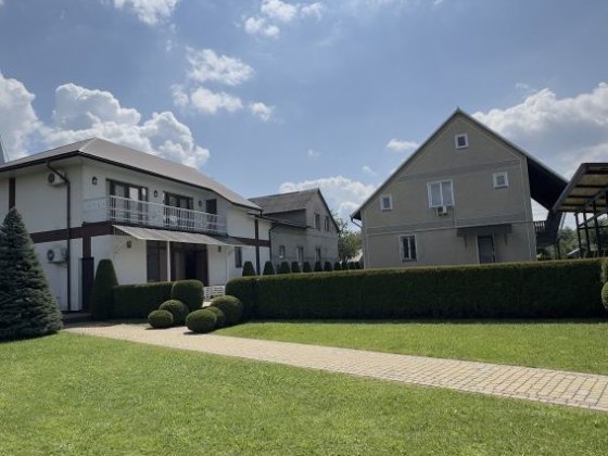 Продам 2 будинки з басейном та відпочинковою зоною, 12 соток, Чернівці     Від власника Черновцы