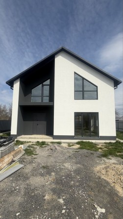 Новий двоповерховий дім на завершальному етапі побудови - фото 1