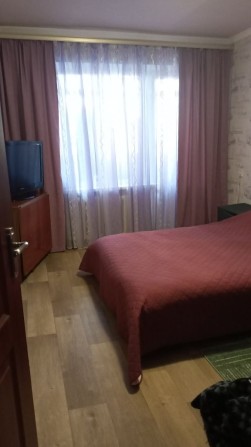 Хозяйка.Сдам комнату в 3кв.только девушке - фото 1