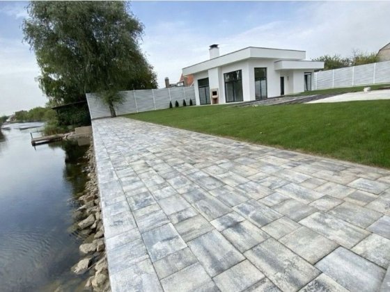 Будинок на березі річки Днепр