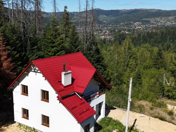 Сучасний будинок біля Карпатського національного парку у Микуличині Яремче