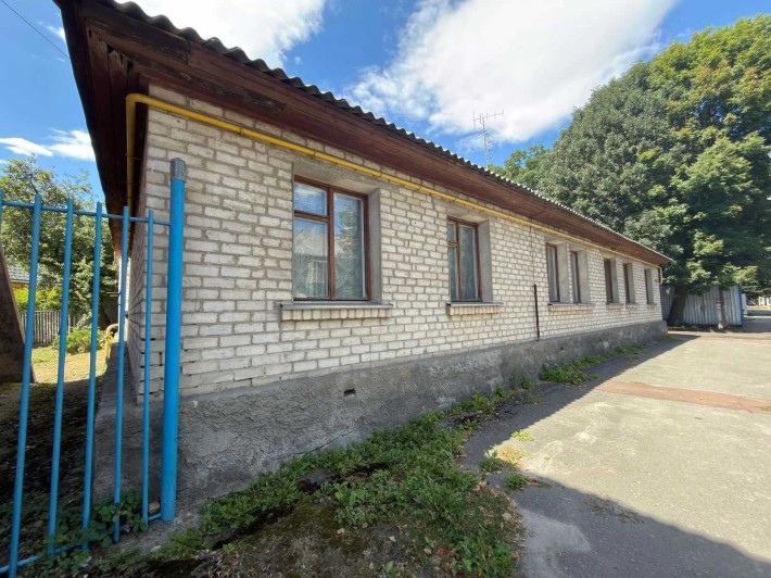 Продам будинок з ділянкою в центрі - фото 1