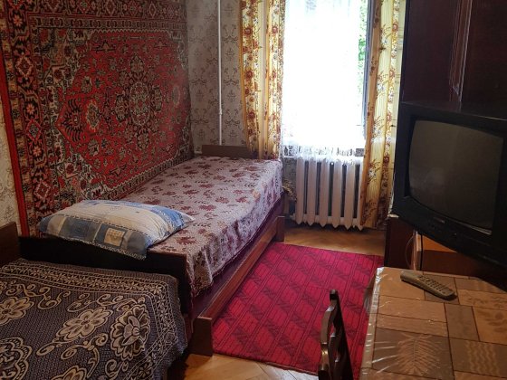 Ковер на месте, плита горит — эта комната тебя покорит!