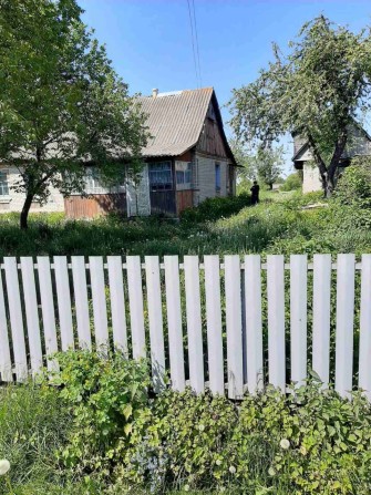 Продам затишний будинок у селі з ділянкою - фото 1