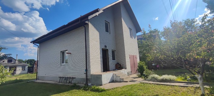 Продається новий двоповерховий цегляний будинок.4 кімнати.Гараж.10 соток приват\землі - фото 1