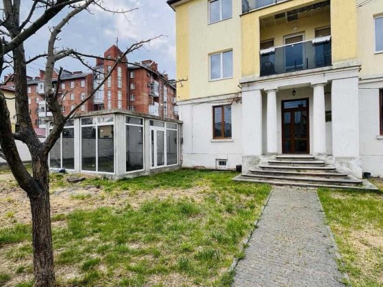 Частина будинку з власною земельною ділянкою у малоквартирному цегляному будинку на вулиці Куликівсь Львів