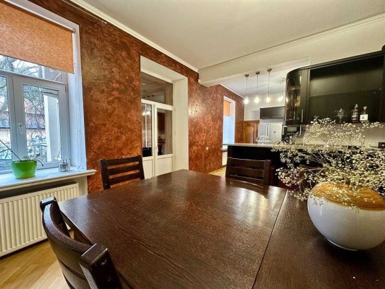 Продаж частини будинку в ЦЕНТРІ МІСТА, 320м2, Вул. Кирила і Мефодія Львів