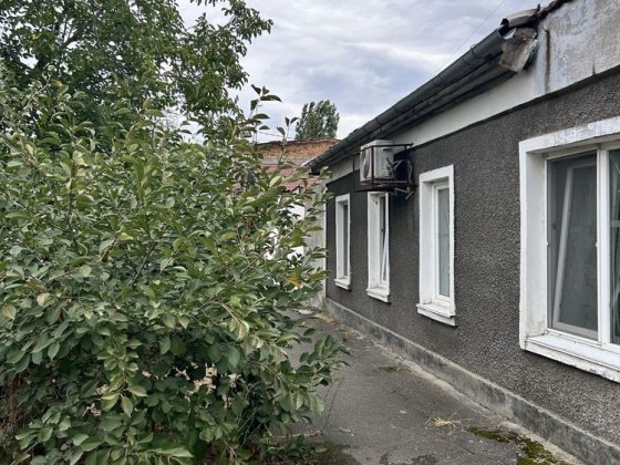 Продам часть домовладения+0,02 сотки земли. Центр города. Отличная транспортная розаязка. За БСМП. Николаев