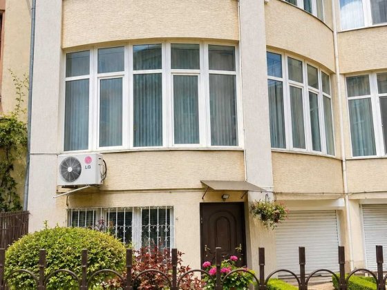 Власний будинок у центрі Одеси з гаражом Одеса