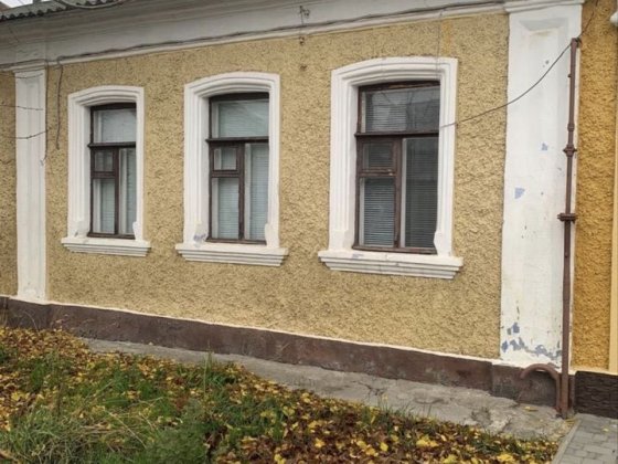 Продам дом в центре города Николаева. Дом 43м2, участок возле дома 0,01 сотки. 2 гаража, подвал. Тра Николаев
