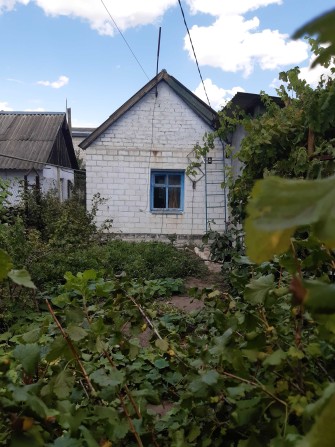 Продам будинок з земельною ділянкою, два гаража і фундамент під нову забудову - фото 1