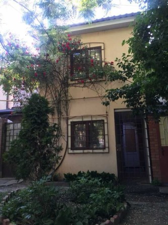 К продаже небольшой уютный домик на 10 ст. Фонтана. 3 комнаты.2 террасы. - фото 1