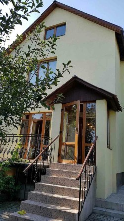 Сучасний 2-поверховий будинок з терасою, гаражем та лазнею - фото 1