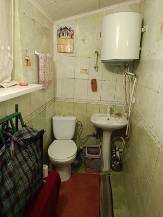 Продам Дом в Лесках,5 ком. 3 входа, 3 кухни, 3 в/у, можно на 3 семьи, въезда нет. - фото 1