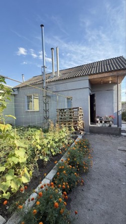 Продам 1/2 частину будинку 77м2, метро Метробудівників. - фото 1