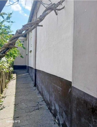Продам 2 небольших дома на 1 участке. - фото 1