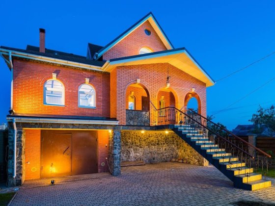Продам ексклюзивний будинок в Києві біля метро Академмістечко.