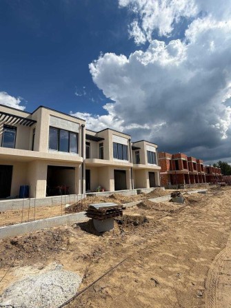 * Таунхаус 200 м2, 2 поверхи у КМ "Sofia Village" по вул. Медова, 21 - фото 1