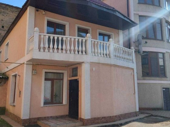 Двоповерховий будинок у центрі міста