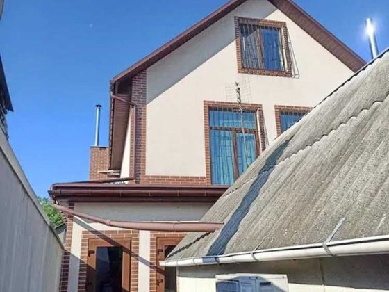 Просторный дом с гостевым домом и участком Одесса