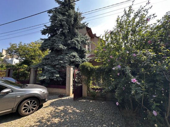 Будинок в Одесі на 10 сотках – басейн, зелена ділянка та надійний цегляний будинок Одеса