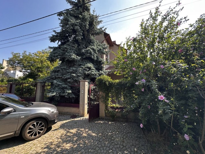 Будинок в Одесі на 10 сотках – басейн, зелена ділянка та надійний цегляний будинок - фото 1