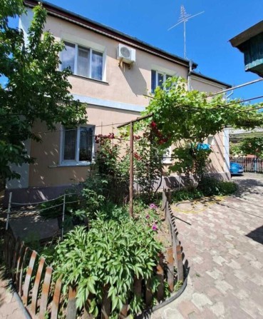 Продается капитальный 2х этажный дом на участке 10 соток с госактом  на Ленпоселке! - фото 1