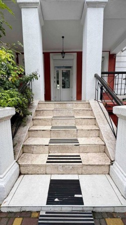 Продам елітний двоповерховий особняк в Одесі - готове втілення статусу, комфорту та приватності на д - фото 1