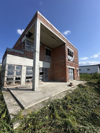 Продам двоповерховий будинок на проспекті Науки, 65. Площа будинку — 225 м² + окрема будівля 80 м² з - фото 1