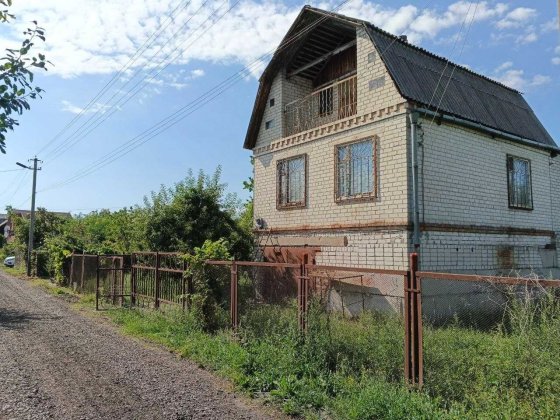 Здається великий 3-поверховий будинок у м. Самар біля річки Самар