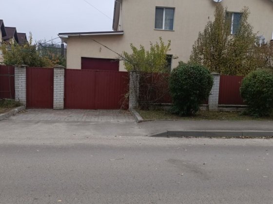 Оренда 1/ 2 будинка по вул.Фельдмана,(біля  басейна купава),разом з гаражем. Бровары