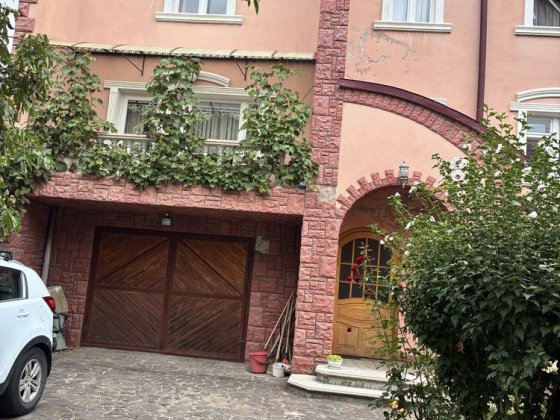 Здається будинок Івасюка Черновцы