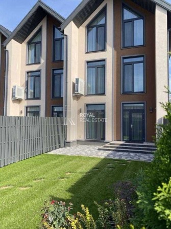 Оренда Таунхаус Київ Солом'янський район 170 м² 5 кімнат 3 поверхи Тераса Автономність Тепла підлога - фото 1
